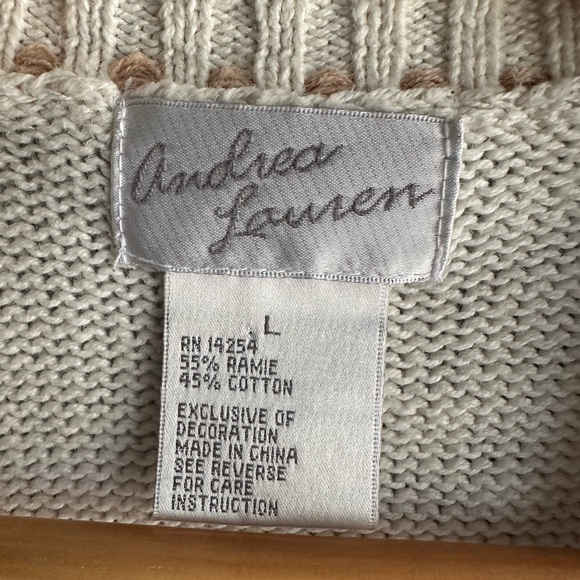 Vintage Embroidered Knit Vest with 3D Floral Design - Picture 2 of 6